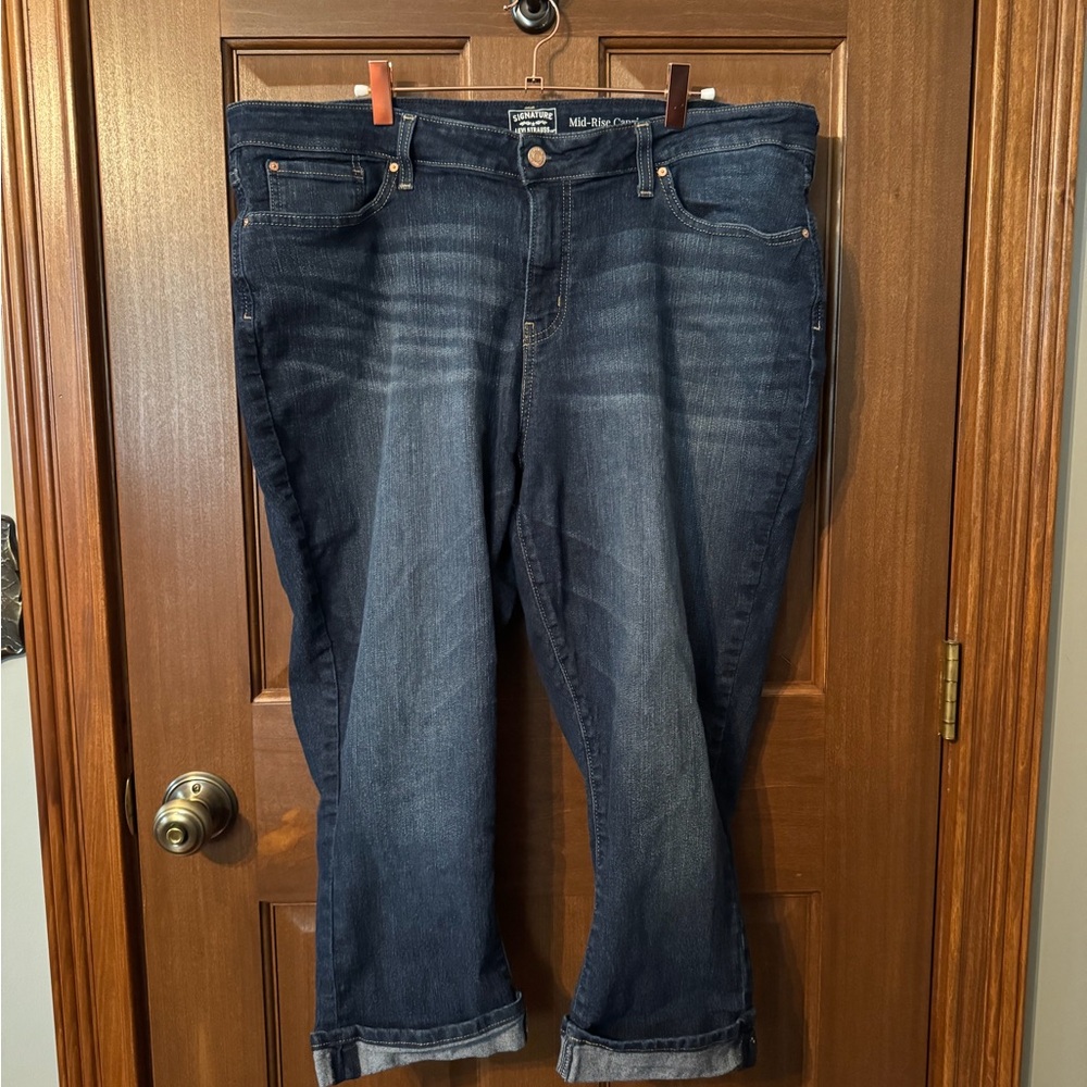 Signature by Levi Strauss Women's Dark Wash Capris